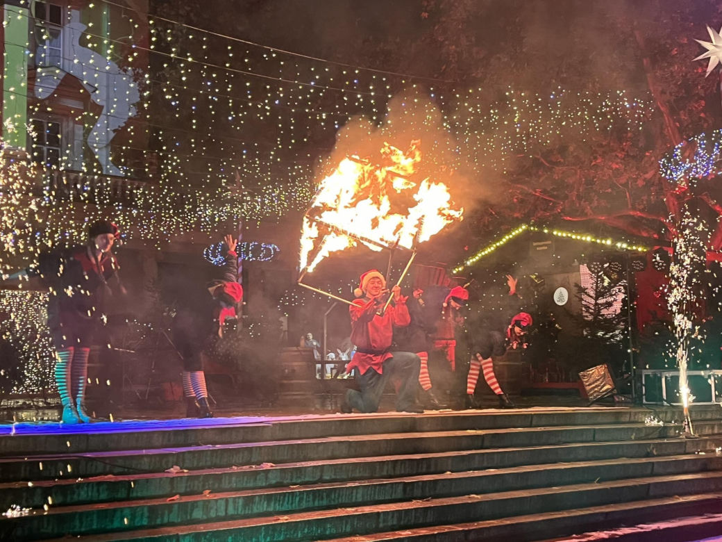 Betlejem Poznańskie 2023. Zimowe Fire Show na placu Wolności w Poznaniu