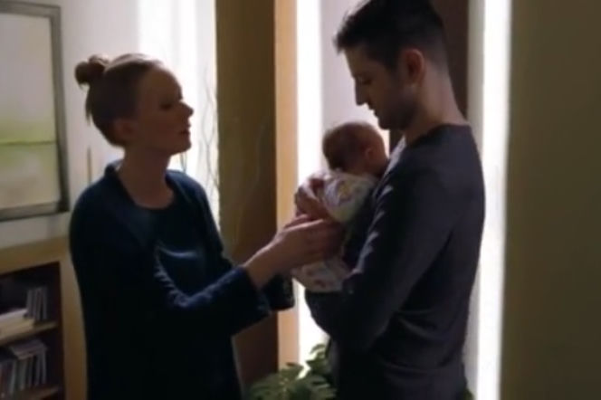 Na dobre i na złe odc. 562. Adam Krajewski (Grzegorz Daukszewicz), Wiktoria Consalida (Katarzyna Dąbrowska), Frania (Antosia Gawron)