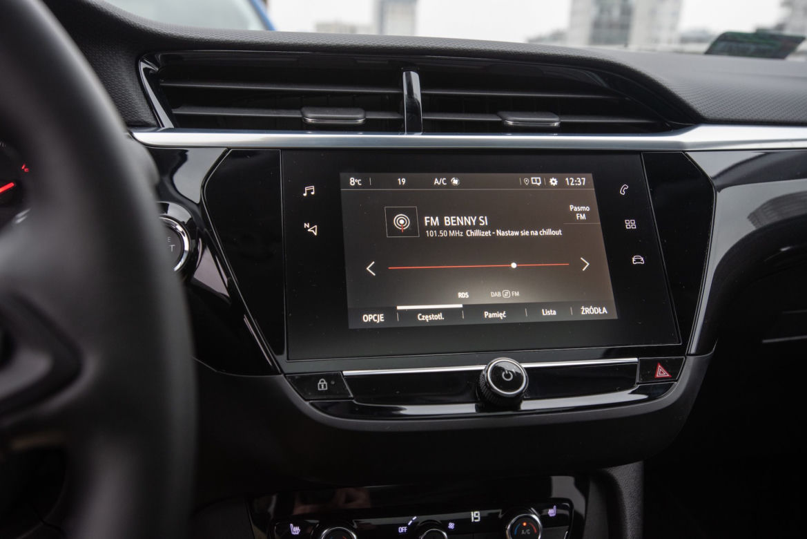 Peugeot 208 Allure vs Opel Corsa Elegance