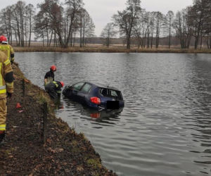 Groźny wypadek przy dworku w Krześlowie. Dachujące auto wpadło do fosy i zatonęło