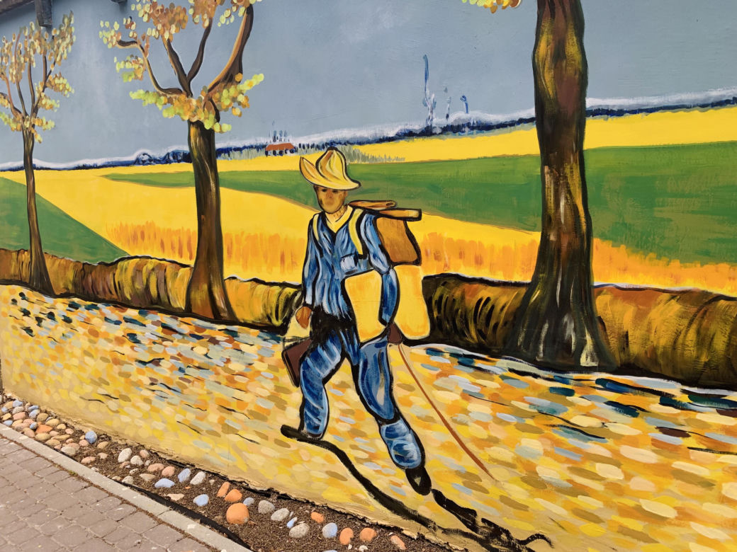 Kolorowe domy inspirowane twórczością Vincenta van Gogha zamieniły wieś liczącą zaledwie stu mieszkańców w prawdziwą atrakcję turystyczną