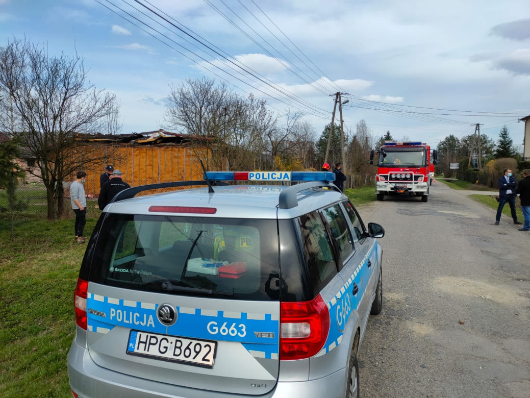 Katastrofa budowlana w Lusławicach. Starszy mężczyzna wyniesiony z domu przez policjanta i strażaka