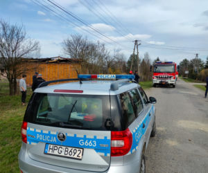 Katastrofa budowlana w Lusławicach. Starszy mężczyzna wyniesiony z domu przez policjanta i strażaka