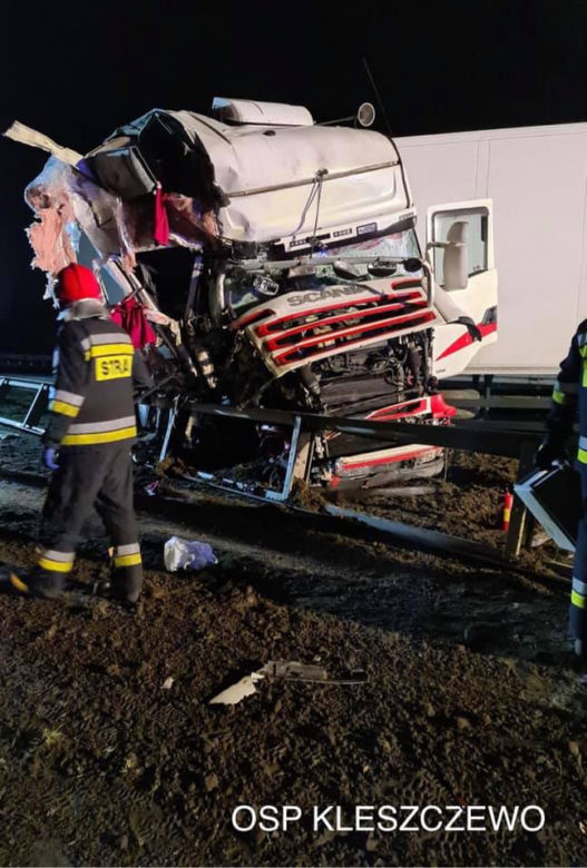Groźny wypadek dwóch ciężarówek na A2 koło Poznania. Został z nich złom 