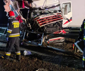 Groźny wypadek dwóch ciężarówek na A2 koło Poznania. Został z nich złom 