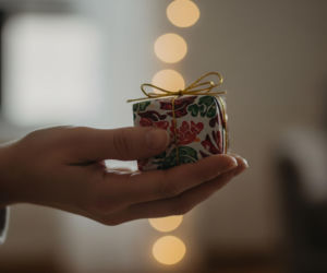 Niezwykłe pokolenie gwiazd. Kto został babcią w wieku 34 lat i zaskakuje rolą seniora?