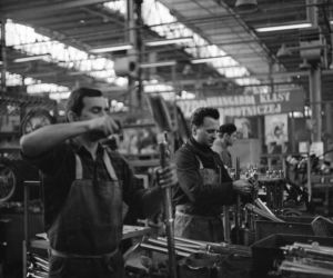 QUIZ PRL. Czy się stoi, czy się leży, trzy tysiące się należy. Tak pracowano w PRL-u