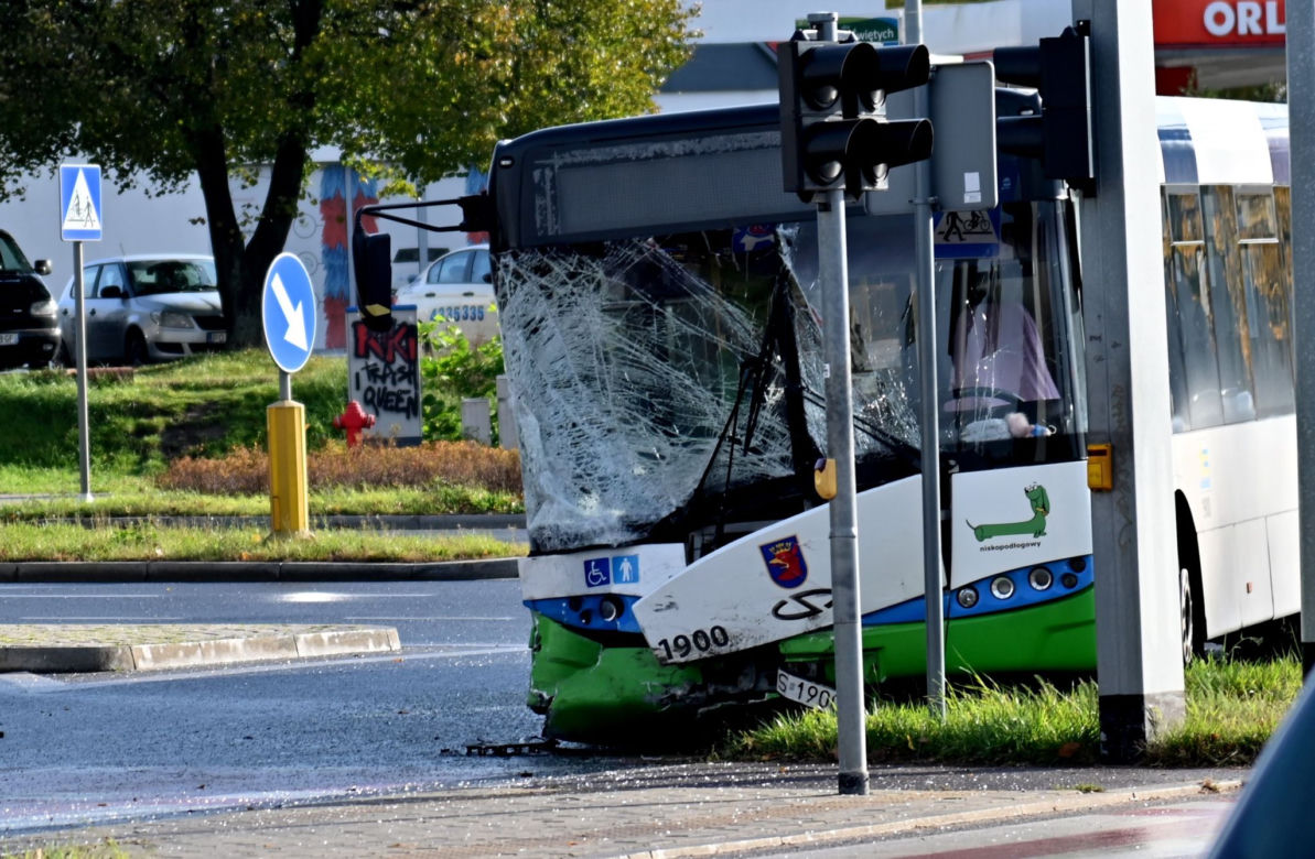 Autobus zderzył się z osobówką