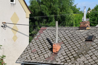 Masz eternit na dachu? Tyle zapłacisz za jego usunięcie 