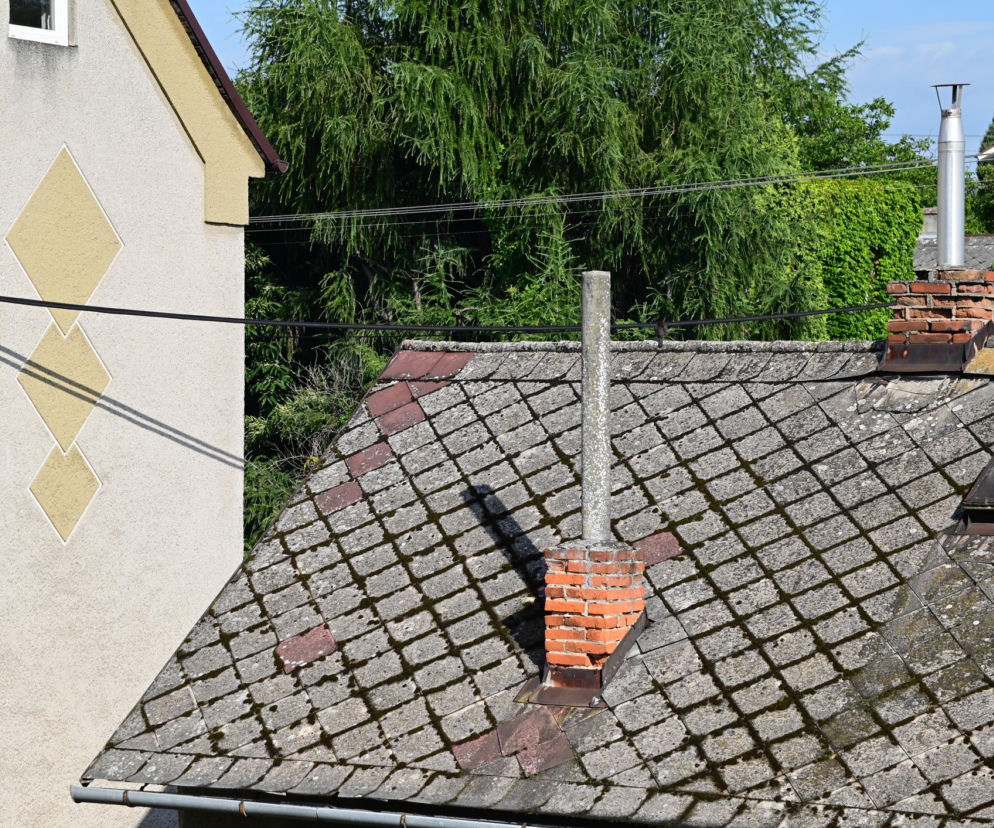 Masz eternit na dachu? Tyle zapłacisz za jego usunięcie 