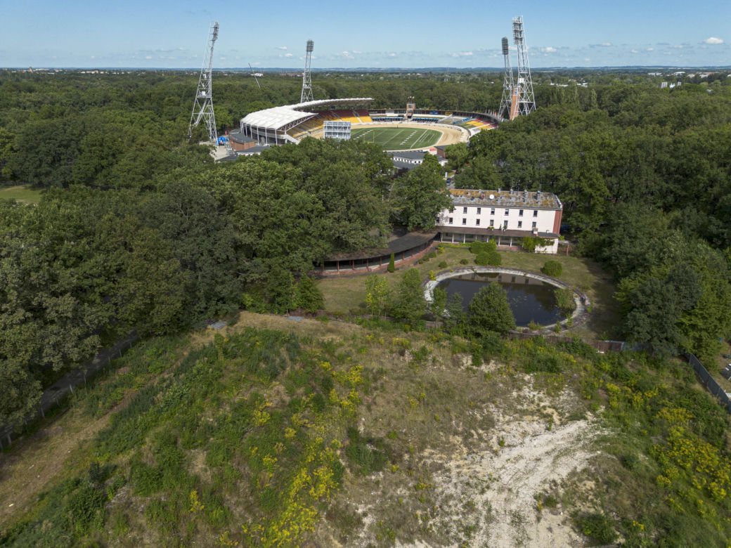 Dawny basen na Terenach Olimpijskich - deweloper rozpoczął budowę akademika na obszarze objętym ochroną konserwatorską