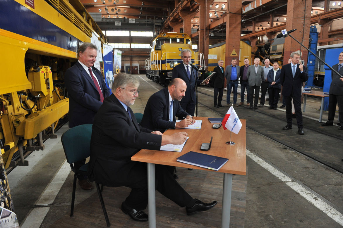 Kolejarze dostaną nowe pociągi do naprawy torowiska. Mówią na nie "kombajny"