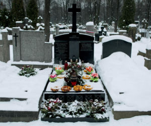 Tak wyglądał grób rodziny Kaczyńskich w 2010 roku