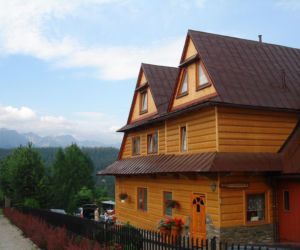 To jedna z najpiękniejszych wsi w Małopolsce. Już sto lat temu była rozchwytywanym kurortem turystycznym