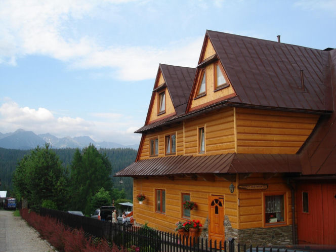 To jedna z najpiękniejszych wsi w Małopolsce. Już sto lat temu była rozchwytywanym kurortem turystycznym