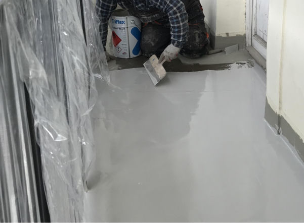 Aplikacja warstwy nośnej systemu hydroizolacyjnego