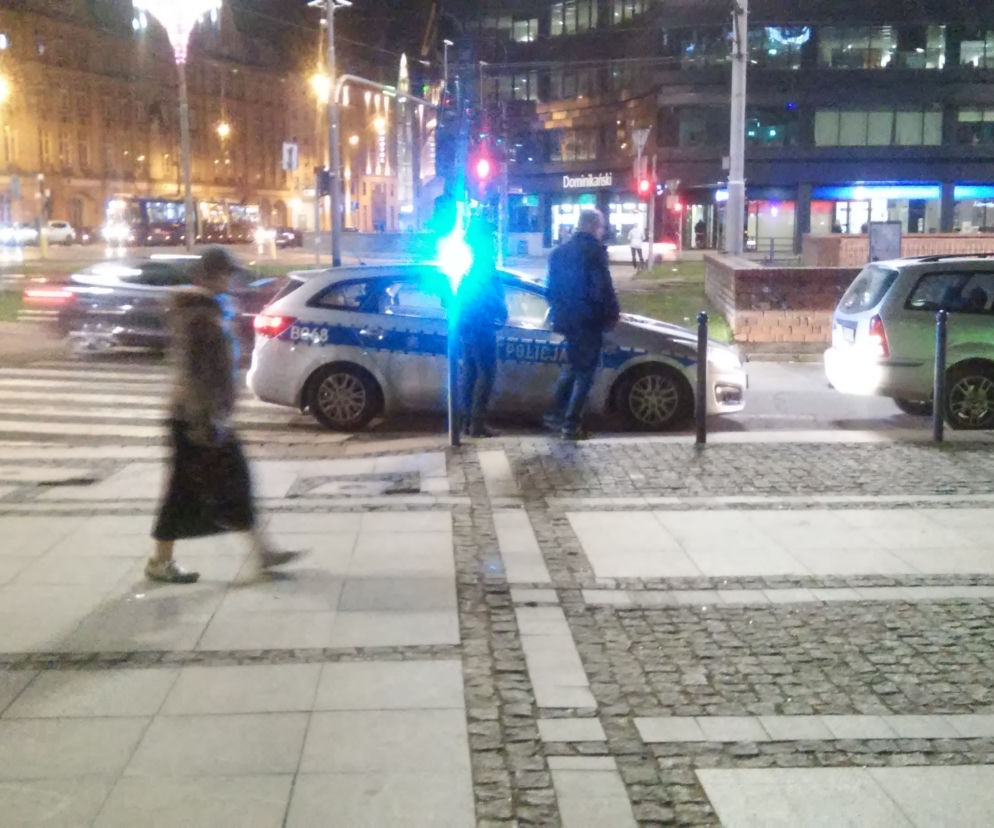 Patrole policji są w różnych miejscach miasta (zdjęcie poglądowe)
