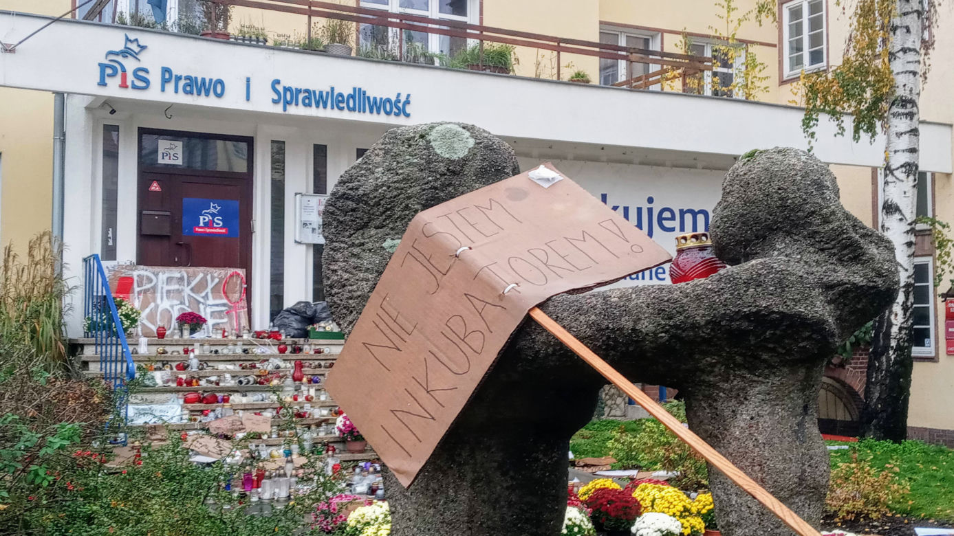 Chryzantemy i znicze pod siedzibą PiS w Szczecinie
