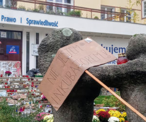 Chryzantemy i znicze pod siedzibą PiS w Szczecinie