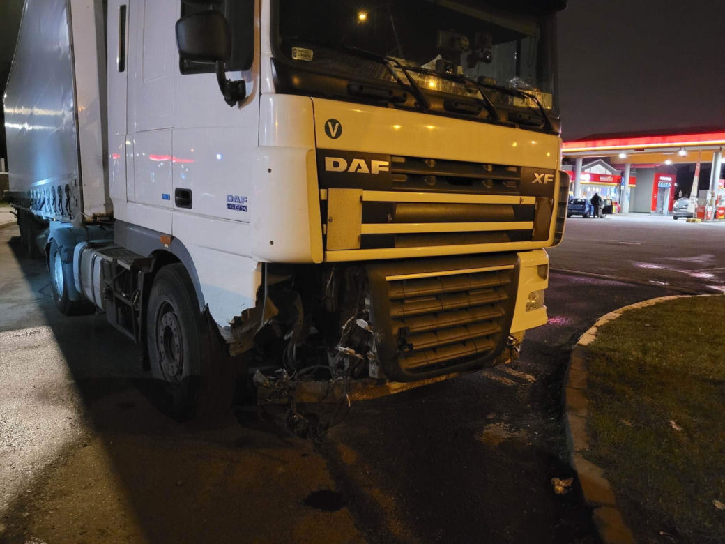 Bmw zgniecione przez tira jak puszka na trasie S8