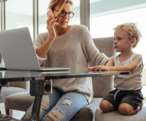 Pracujesz z domu i dziecko nie daje spokoju? Sprawdź, co działa