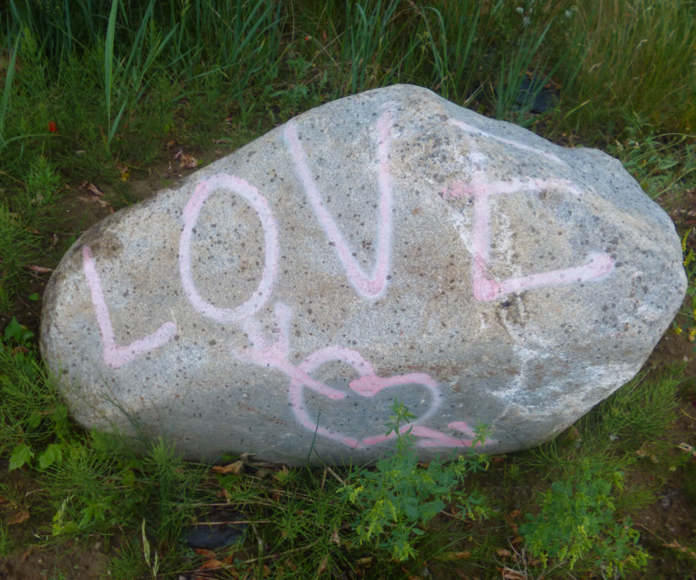 Kamień z napisem LOVE