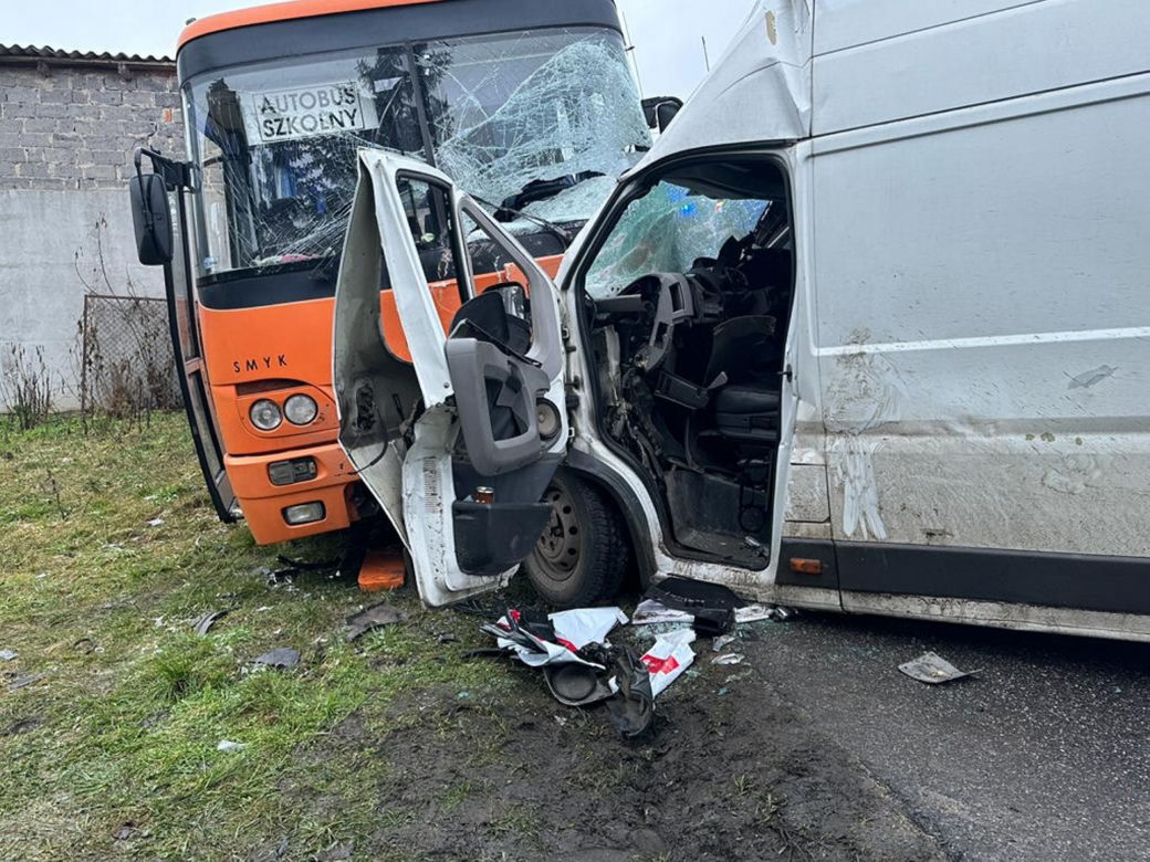 Jeziorzany pod Tarczynem. Bus uderzył w autobus szkolny. Wśród rannych małe dzieci