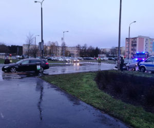 Samochód uderzył w latarnię. Mężczyzna trafił do szpitala