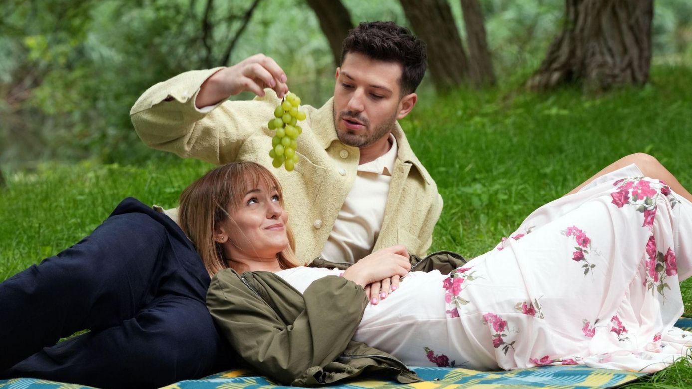 Barwy szczęścia, odc. 3285. Justin (Jasper Sołtysiewicz), Ola (Michalina Robakiewicz)