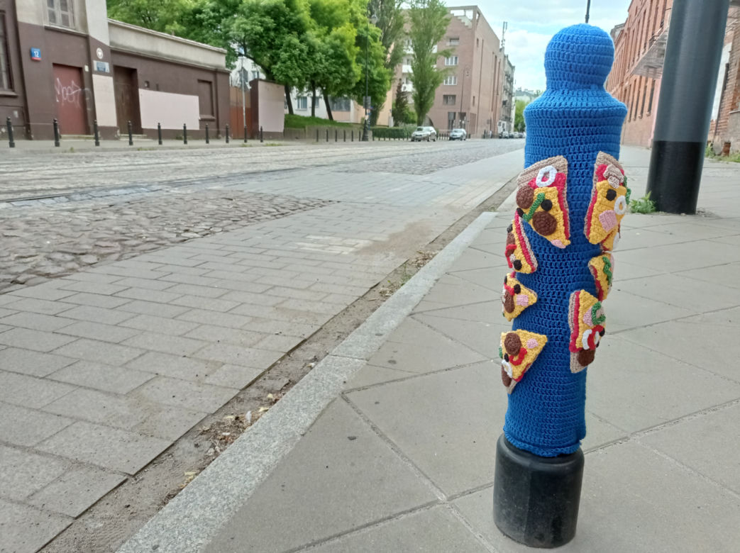 Słupki na Szmulkach dostały włóczkowe ubranka