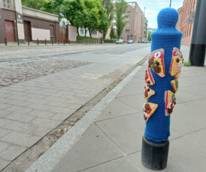 Słupki na Szmulkach dostały włóczkowe ubranka