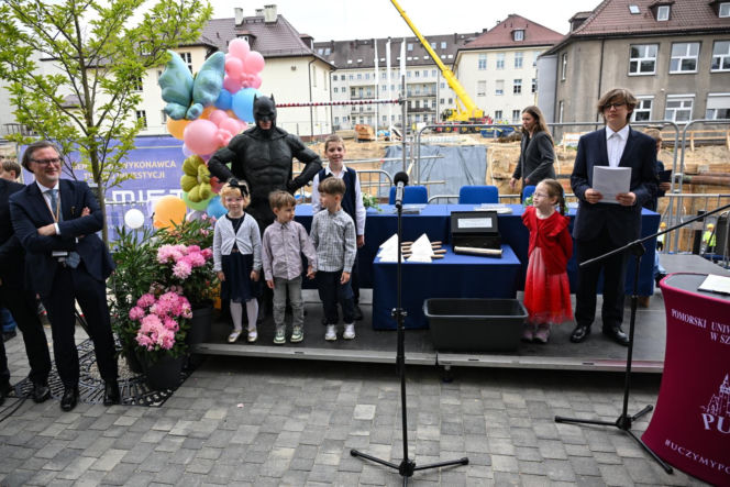 Wmurowanie aktu erekcyjnego pod budowę Uniwersyteckiego Centrum Zabiegowego dla Dzieci
