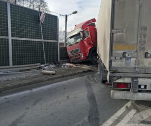 Zderzenie ciężarówki z osobówką na trasie Tarnów - Brzesko. Trzy osoby poszkodowane