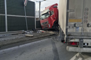 Zderzenie ciężarówki z osobówką na trasie Tarnów - Brzesko. Trzy osoby poszkodowane