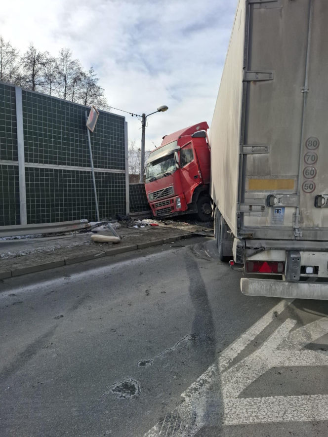 Zderzenie ciężarówki z osobówką na trasie Tarnów - Brzesko. Trzy osoby poszkodowane