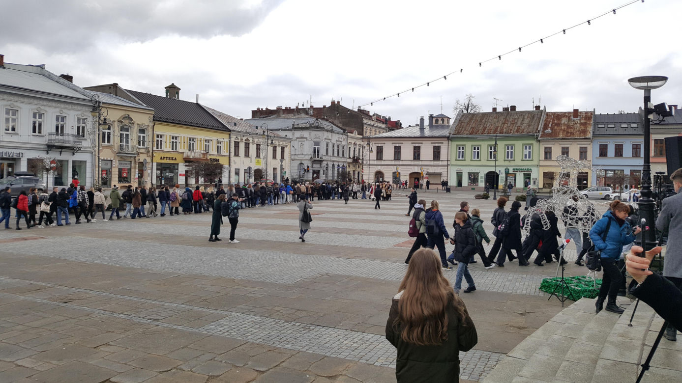 Maturzyści z Nowego Sącza zatańczyli poloneza na Ryku 