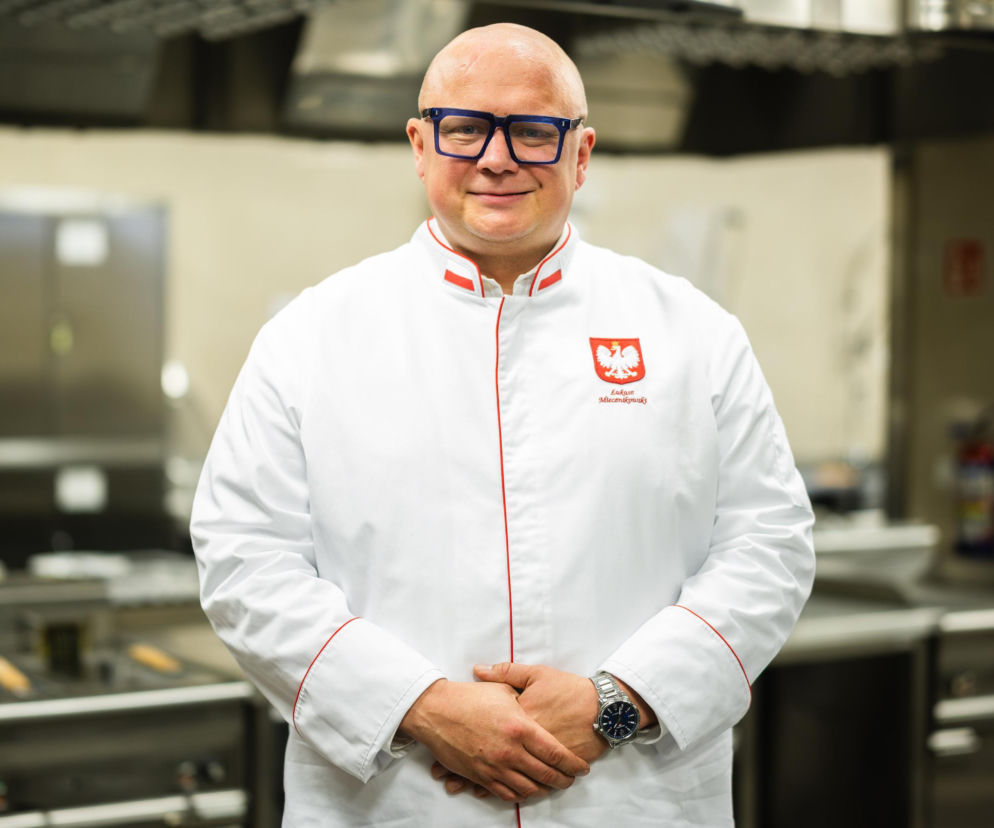 Szef gastronomii Łukasz Miecznikowski w białym kitlu z polskim godłem. O wydatkach na kuchnię czytaj w SE Polityka.