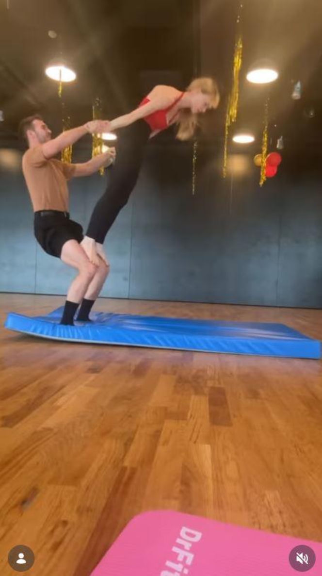 Izabella Miko, Albert Kosiński