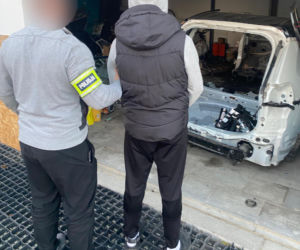 W dziupli wybebeszał auta, by zarobić na życie. Wkrótce wikt i opierunek zapewni mu zakład karny