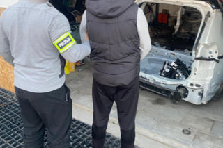 W dziupli wybebeszał auta, by zarobić na życie. Wkrótce wikt i opierunek zapewni mu zakład karny