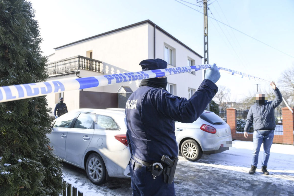 Dzieci uciekały. Matka dźgała je nożem