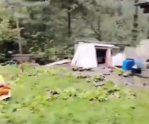Oberwało się zbocze z domem, rodzina zaczęła uciekać! Dramatyczne wideo