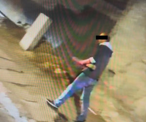 Agresywny mężczyzna dewastował przejeżdżające auta w Warszawie