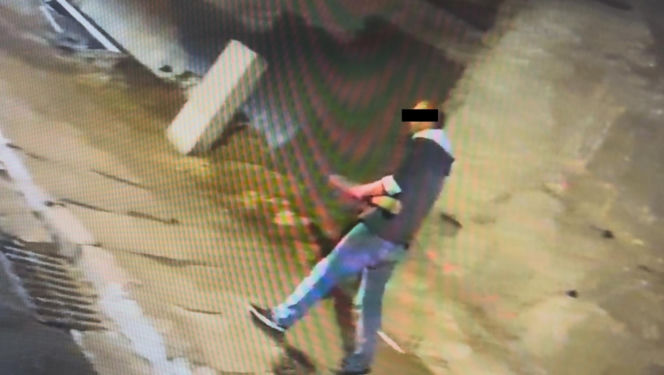 Agresywny mężczyzna dewastował przejeżdżające auta w Warszawie