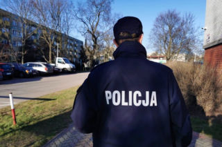 Łomża. Policjanci dogonili nastolatków, którzy ukradli telefon. Okazało się, że wcześniej ukradli pieniądze ze skarbonki