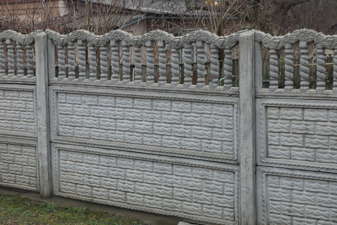 Betonowe ogrodzenie może być nowoczesne lub tradycyjne