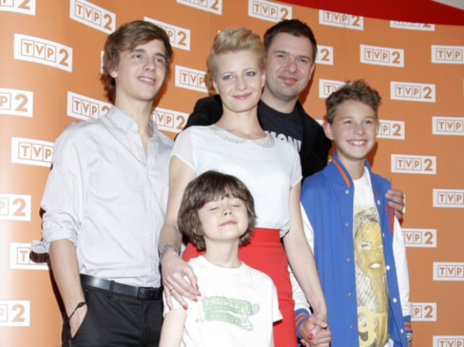 RODZINKA PL. Natalia (Małgorzata Kożuchowska), Ludwik (Tomasz Karolak), Tomek (Maciej Musiał), Kuba (Adam Zdrójkowski), Kacper (Mateusz Pawłowski)