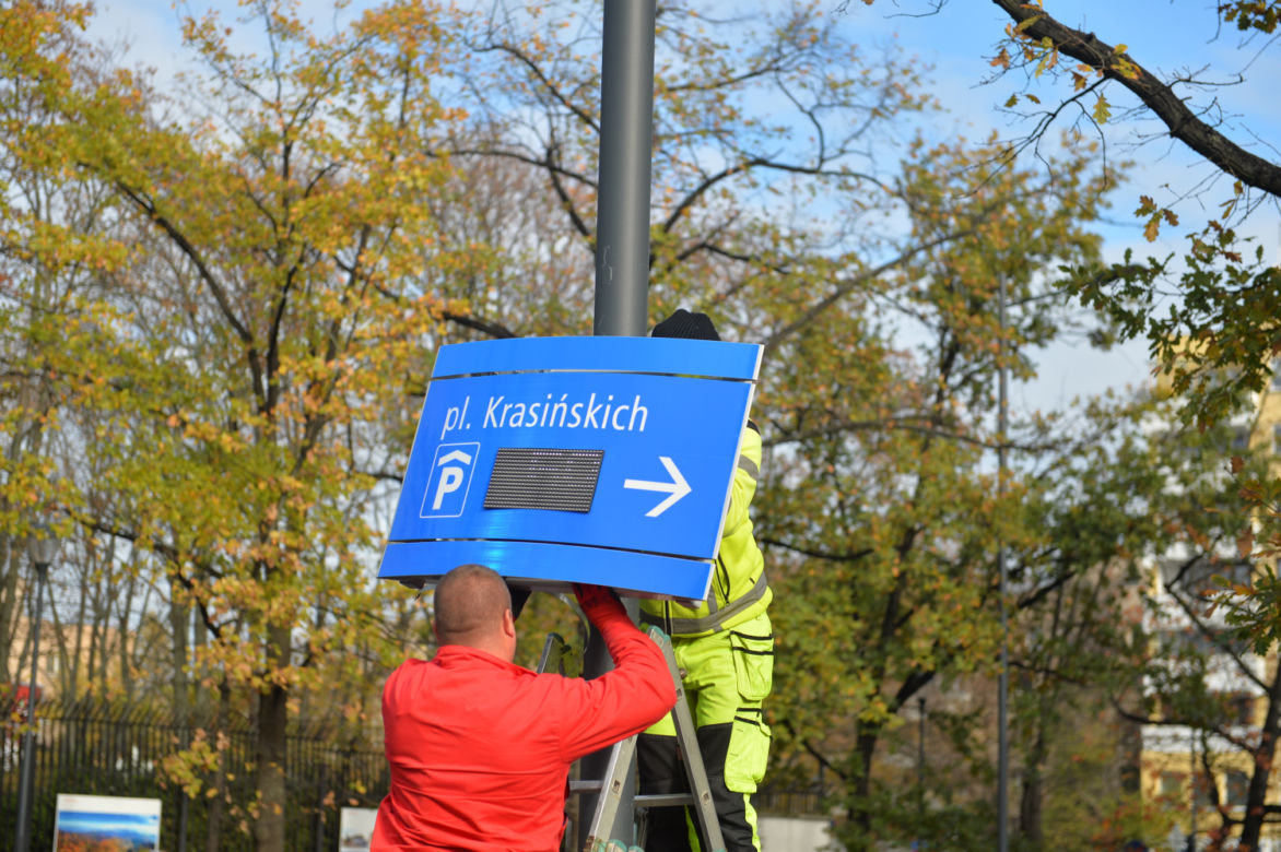 Tablice elektroniczne na placu Krasińskich
