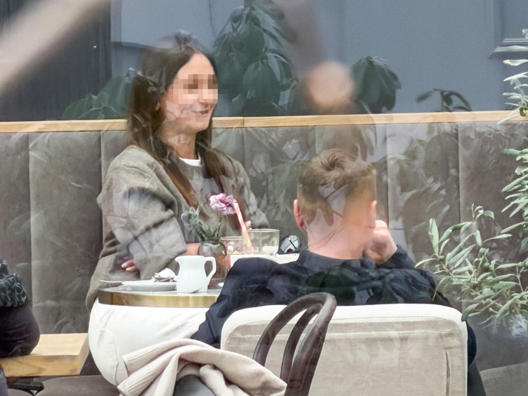 Marcin Mroczek z dziewczyną w cukierni