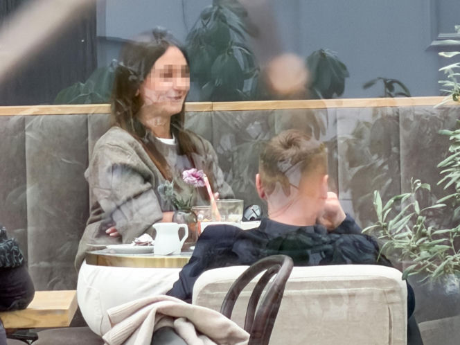 Marcin Mroczek z dziewczyną w cukierni